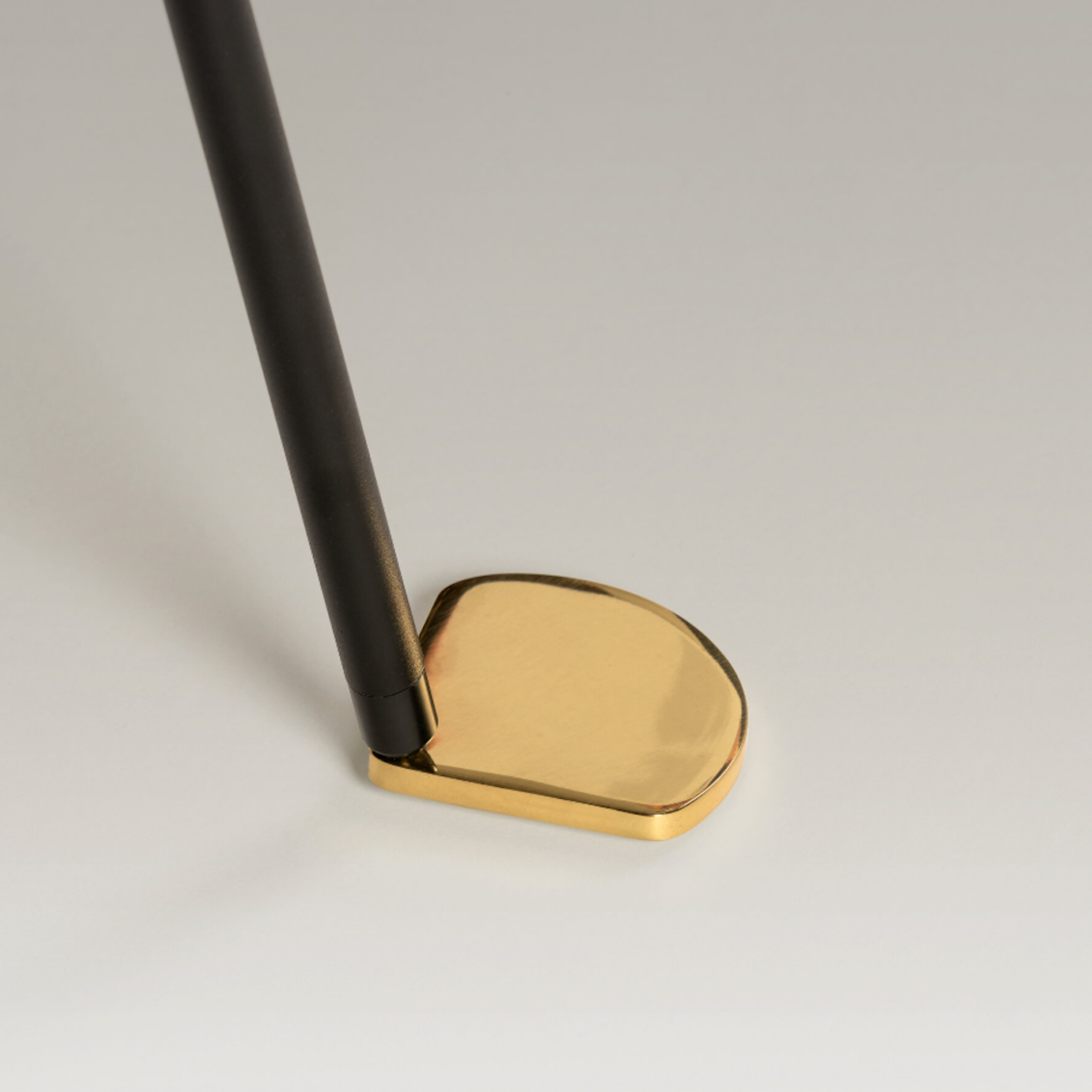 Tripode G5 Floor Lamp